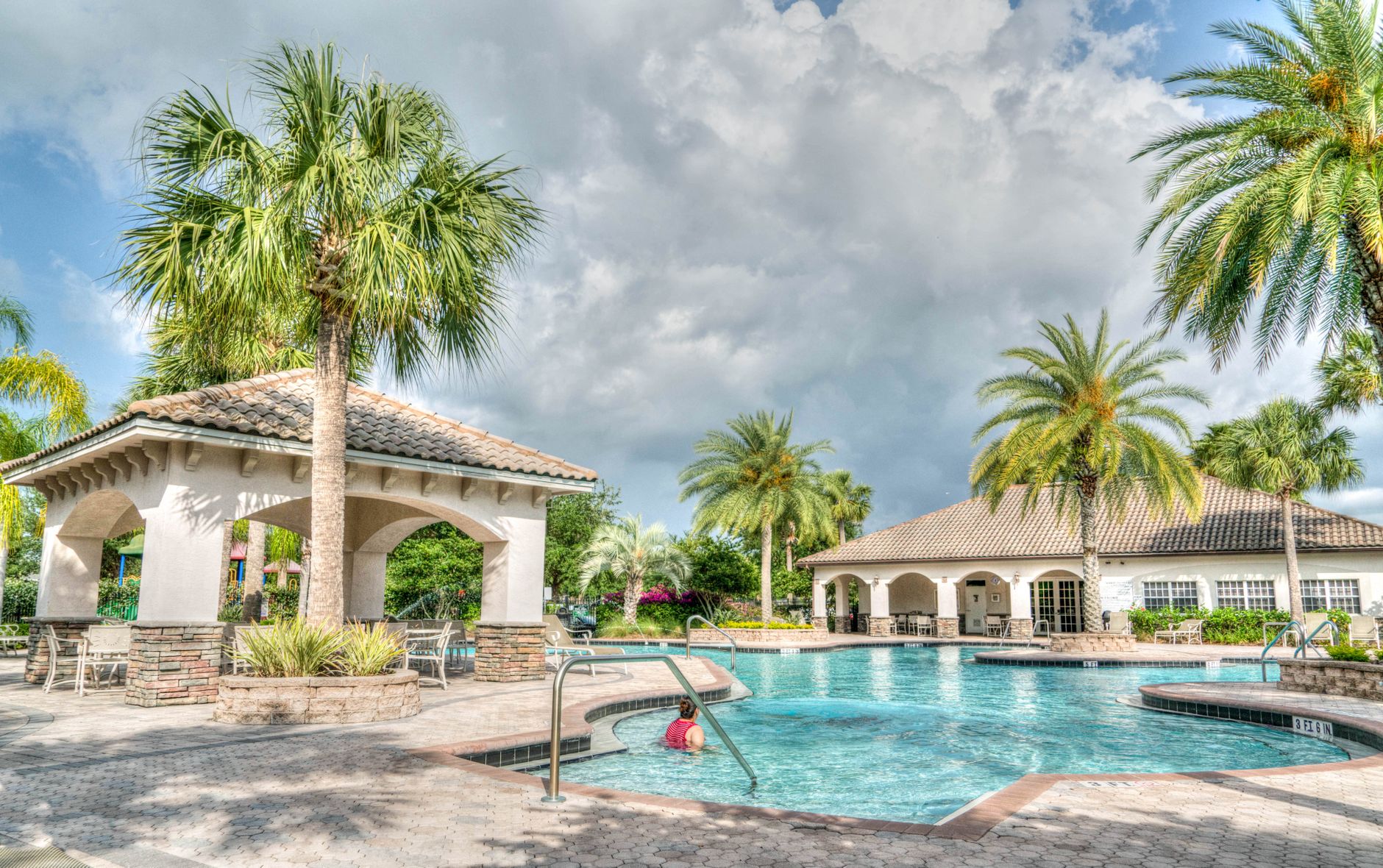 A crystal-clear pool serviced by Pura Vida Pool Services
